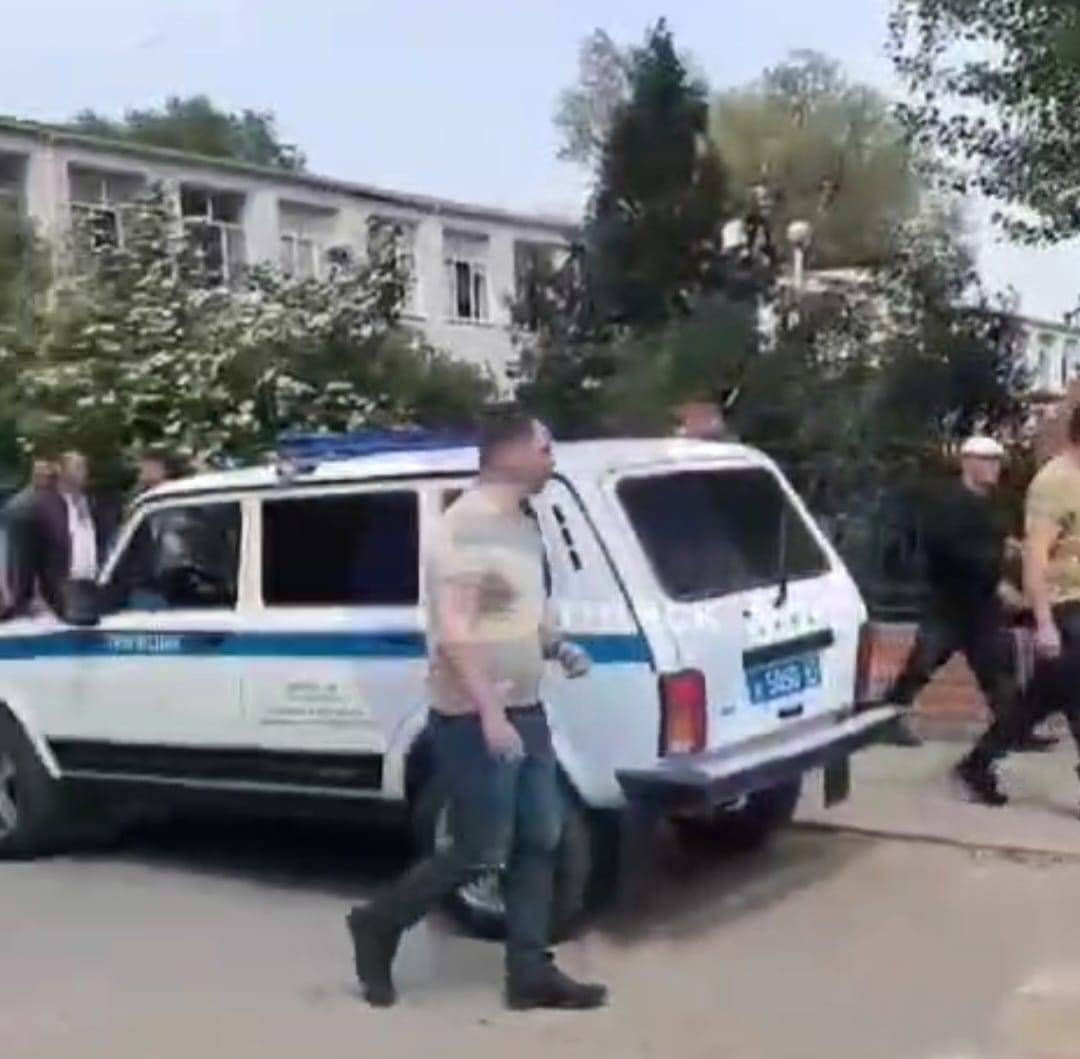 В Ростовской области представители «Русской общины» пришли защитить учительницу, у которой случился конфликт с учеником