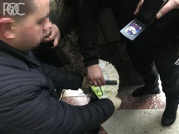 В Таганроге в получении крупной взятки подозреваются высокопоставленные транспортные полицейские