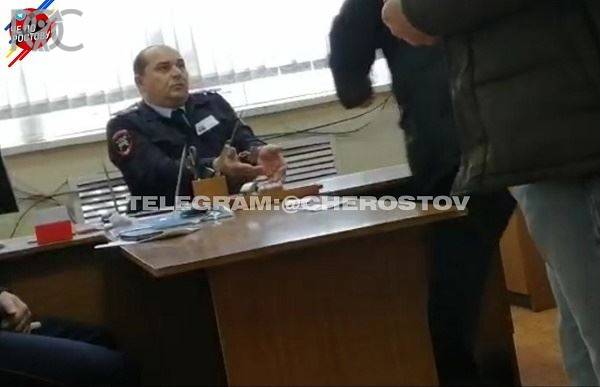 В Гуково сотрудники ФСБ задержали с поличным двух инспекторов ДПС (видео)