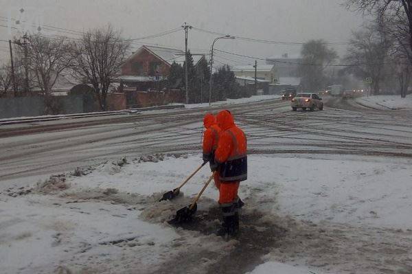В Ростове небольшой снег «вывел» на улицы 170 единиц техники и 400 дворников (видео)