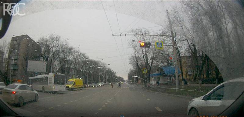 В Ростове водитель автобуса не пропустил автомобиль реанимации с ребенком