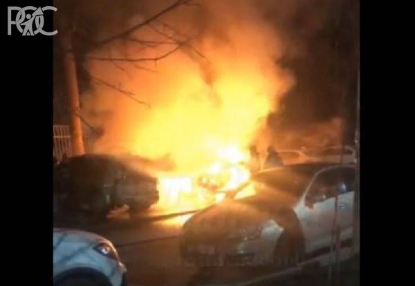 В Ростове на улице Козлова сгорели три иномарки (видео)