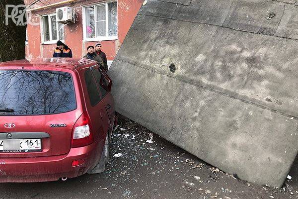 В Таганроге на припаркованный у подъезда автомобиль рухнул бетонный козырек   