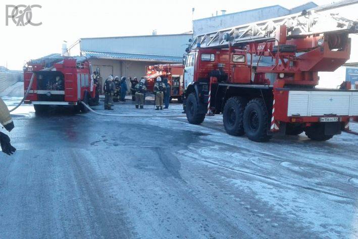 Пожар в Азове на кондитерской фабрике потушили менее чем за час