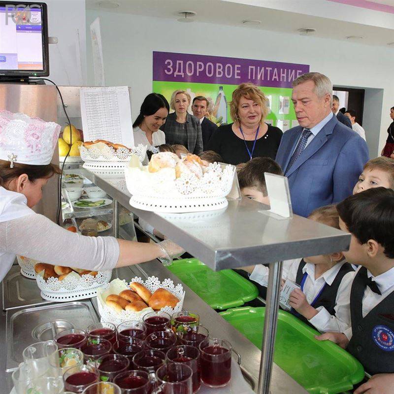 Василий Голубев лично проверил качество горячего питания в школах Ростова