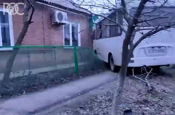 В Таганроге маршрутка врезалась в стену жилого дома