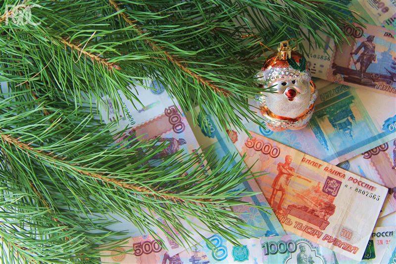 В эти новогодние праздники самым популярным подарком стали деньги