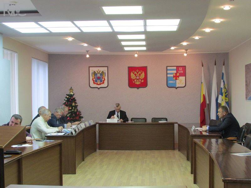 В Таганроге народных избранников хотят приучить следить за этикой