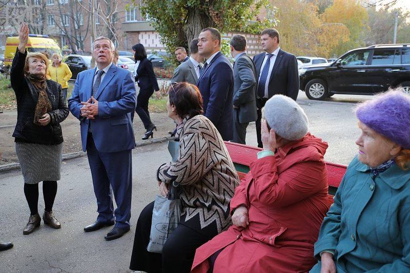Василий Голубев в Таганроге пообещал режим ЧС и деньги из резервного фонда жителям аварийной пятиэтажки