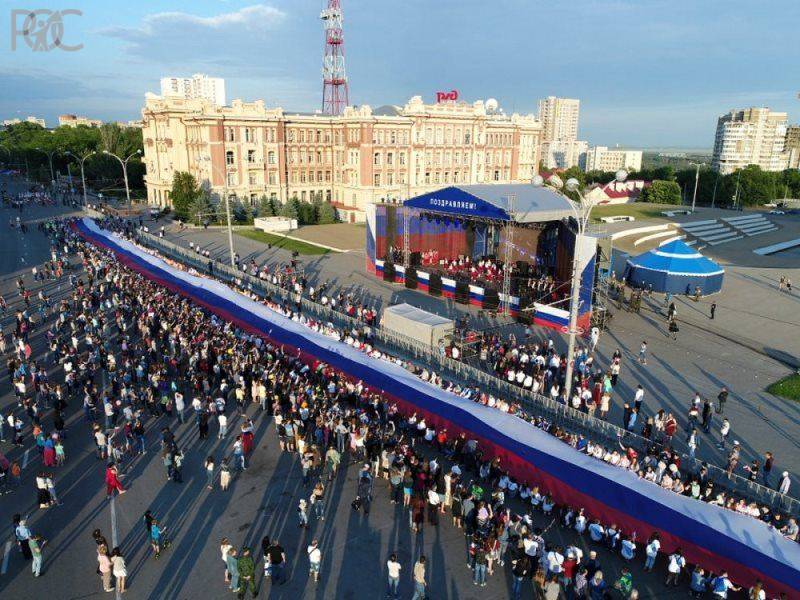 В День российского флага в Ростове развернут 36-метровый триколор
