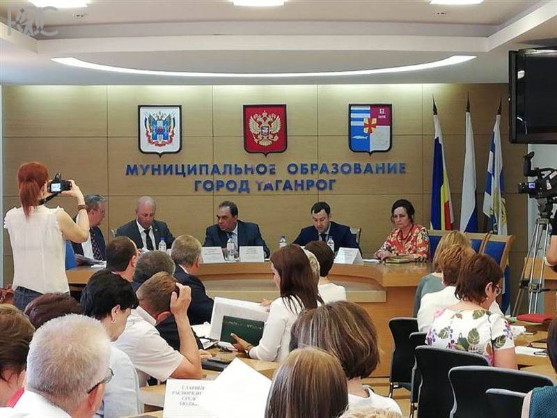 В Таганроге руководитель КСП Валерий Хрипун огласил итоги проверки администрации города
