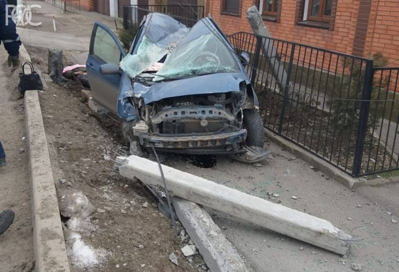 В Таганроге погиб водитель, машина которого снесла столб