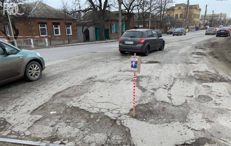 В Таганроге неизвестные «обозначили» дорожные ямы портретами глав города и администрации 