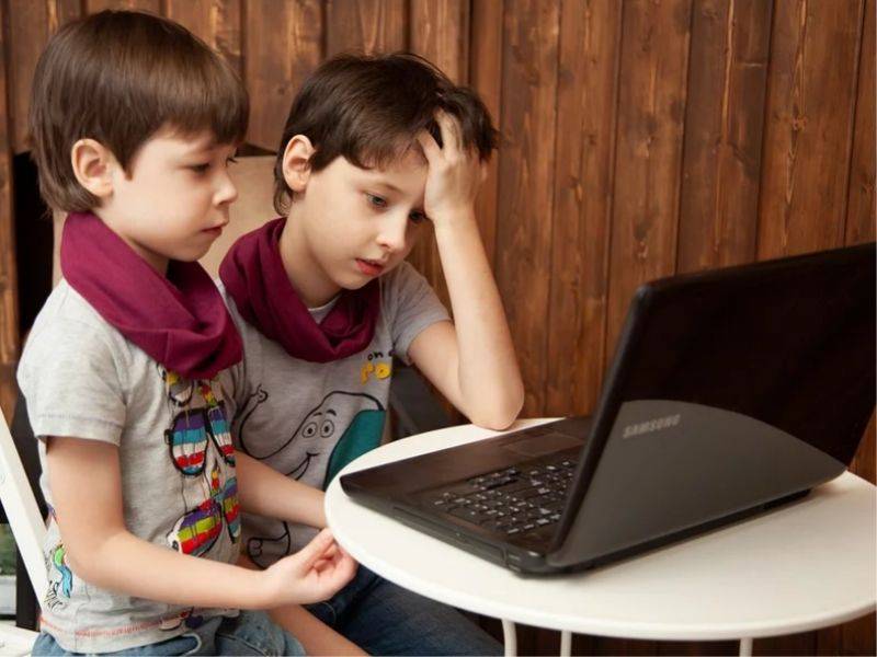 Родители испытывают стресс из-за обучения школьников онлайн