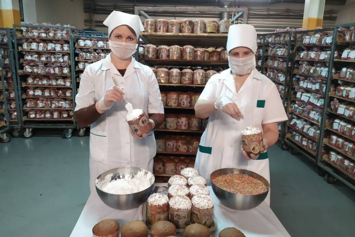 Предприятия Ростовской области испекли 100 тысяч пасхальных куличей на благотворительную помощь