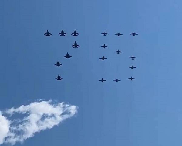 В небе Ростова-на-Дону 18 военных самолетов пролетели в составе цифры «75»