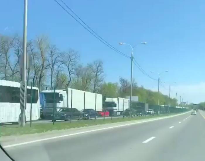В Ростовской области из-за проверок автомобилей сотрудниками ДПС образовались огромные пробки