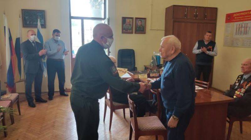 Ветераны Таганрога получили «Письма Победы» и крупные денежные подарки