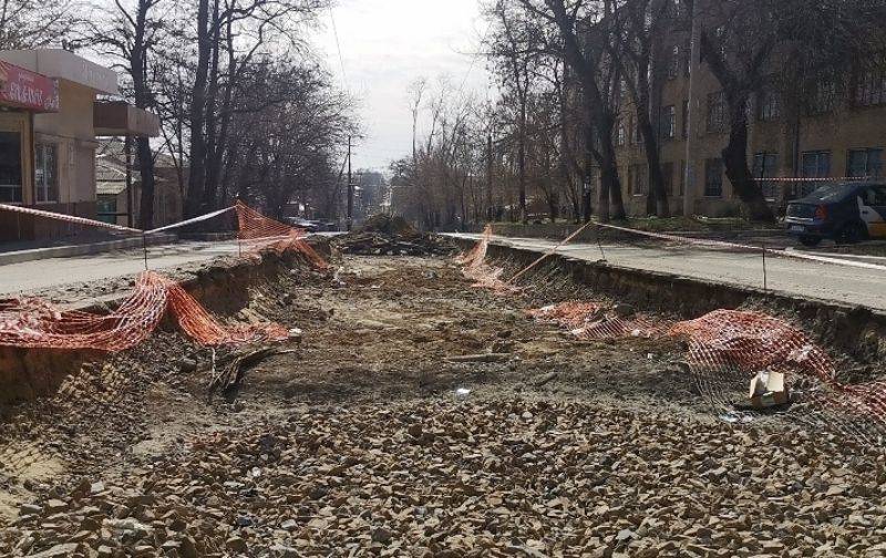 В Новочеркасске не могут завершить ремонт трамвайных путей