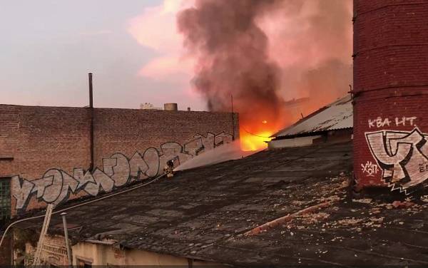 В Ростове в районе вокзала три часа тушили заброшенное здание бывшей бумажной фабрики