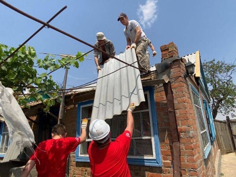 Волонтеры починили крыши, которые побил град