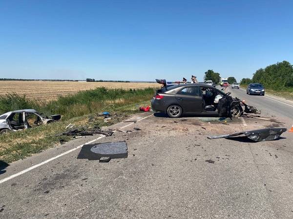 В Ростовской области при лобовом столкновении двух авто погибли пятеро человек