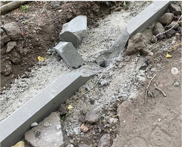 В Таганроге неизвестные разгромили поребрики тротуара, строящегося в рамках проекта инициативного бюджетирования