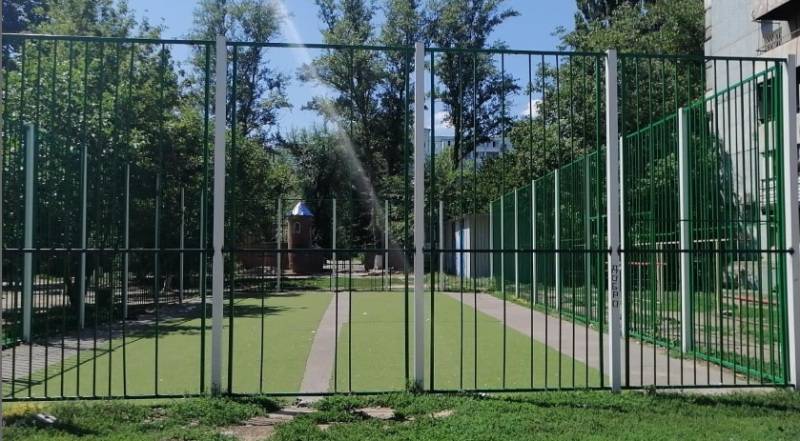 Жители Ростова жалуются на недоделанную детскую спортивную площадку в Октябрьском районе