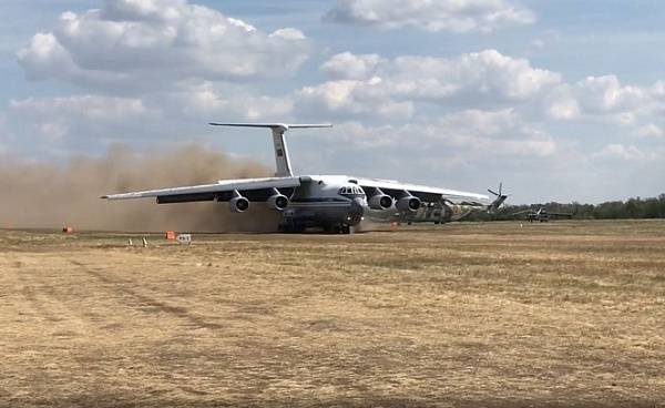 В Ростовской области впервые самолеты штурмовой и военно-транспортной авиации садились на грунтовый аэродром