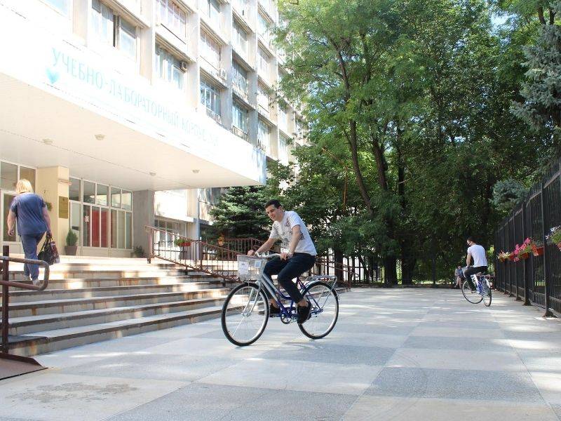 Студенты-медики пересели на велосипеды с корзинками для учебников