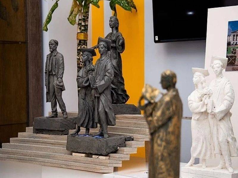 В Ростове-на-Дону появилась скульптурная композиция «Выпускники»