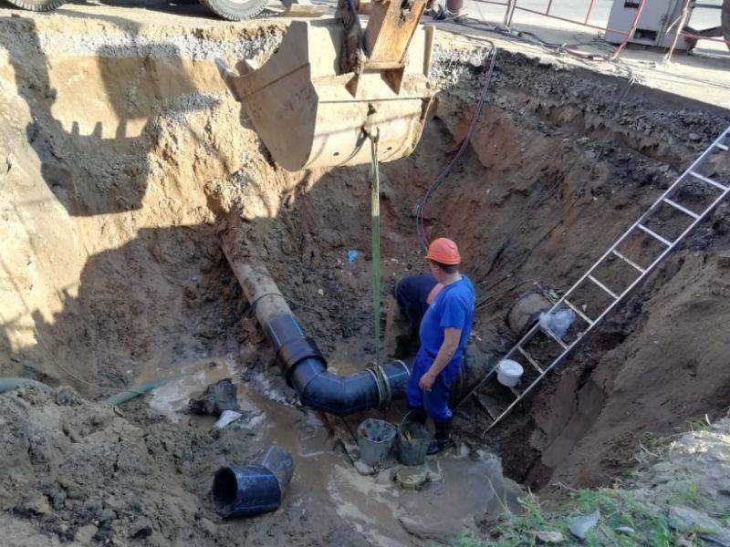 В Батайске реконструируют канализационный коллектор