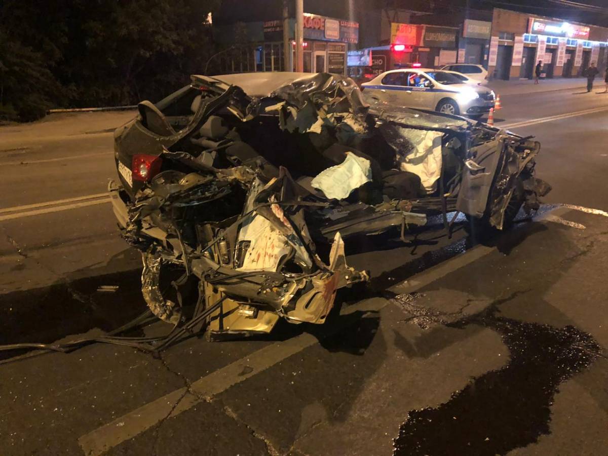 В Ростове в ДТП погибли два пассажира легкового авто, в том числе 15-летняя девочка