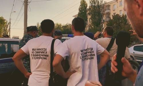 Крымские татары протестуют у здания военного суда в Ростове
