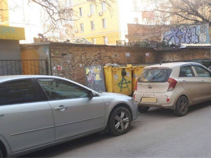Ростовские автомобилисты не дают работать мусоровозам