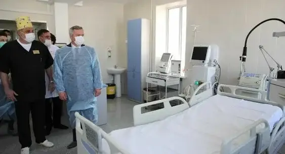 В Ростове в ковидном госпитале ЦГБ пациент разбился насмерть, прыгнув из окна третьего этажа
