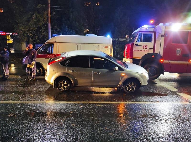 В Ростове грузовик сбил пешехода прямо под встречную легковушку