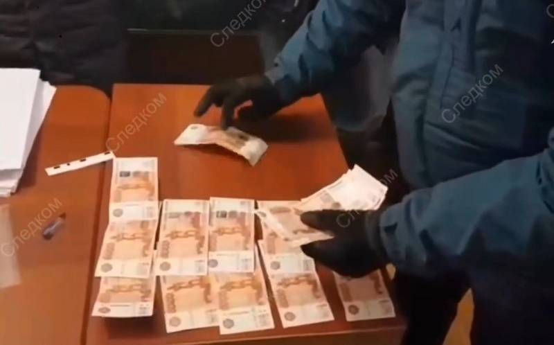 В Ростове сотрудники ФСБ задержали следователя при получении взятки