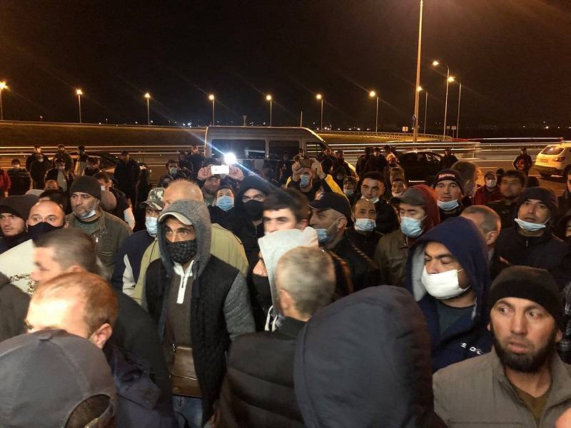 Не сумевшие попасть в Ростов 200 крымских татар устроили митинг в Симферополе