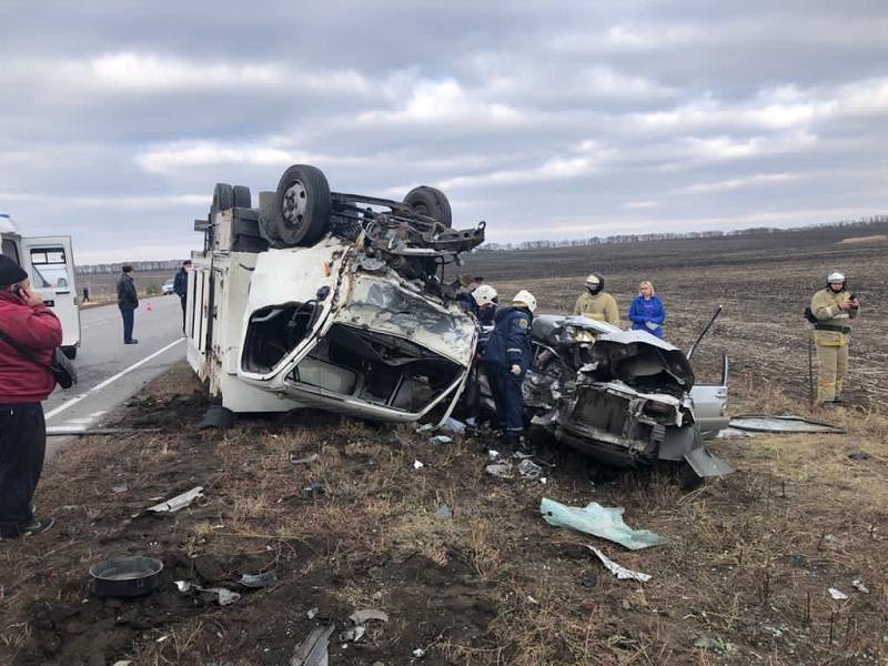 В Ростовской области в результате неудачного обгона погибла молодая женщина-водитель и две ее пассажирки