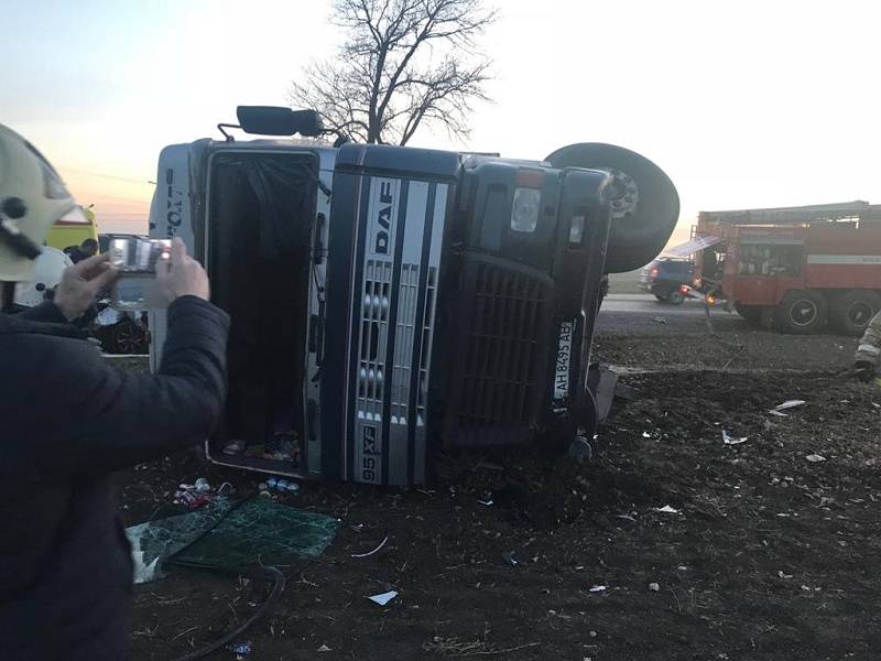 На трассе Ростов — Таганрог едва не погиб водитель ВАЗа, на автомобиль которого опрокинулся большегруз