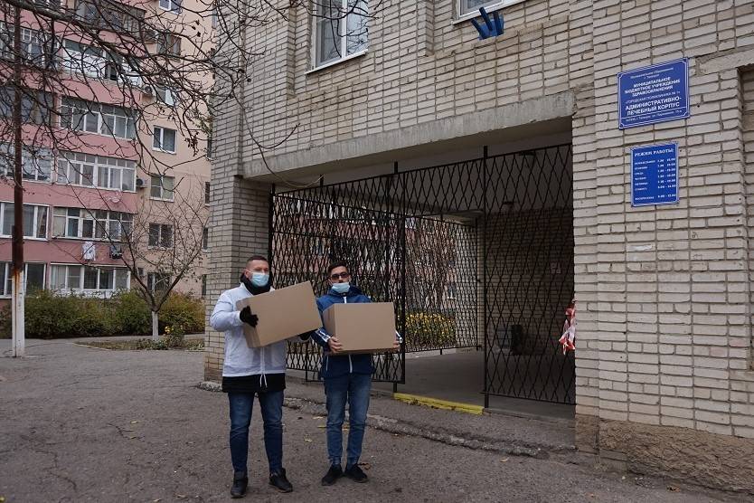 Компания «Технологии света» передала лечебным учреждениям Таганрога средства медицинской защиты на 150 тыс. рублей