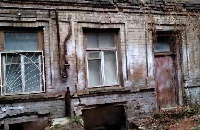 В Ростове две пенсионерки провалились через пол своей квартиры в подвал дома