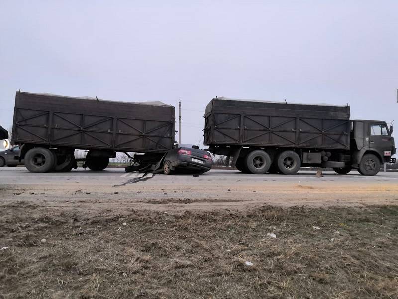В Ростовской области два человека погибли при столкновении легкового автомобиля и КАМАЗа