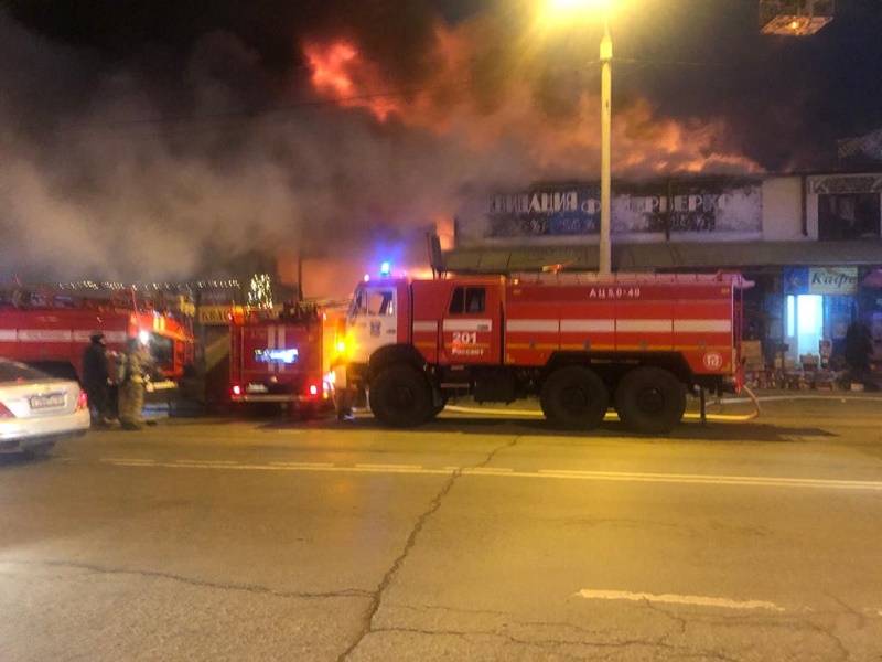 В Ростове горит павильон с пиротехникой на рынке «Классик»