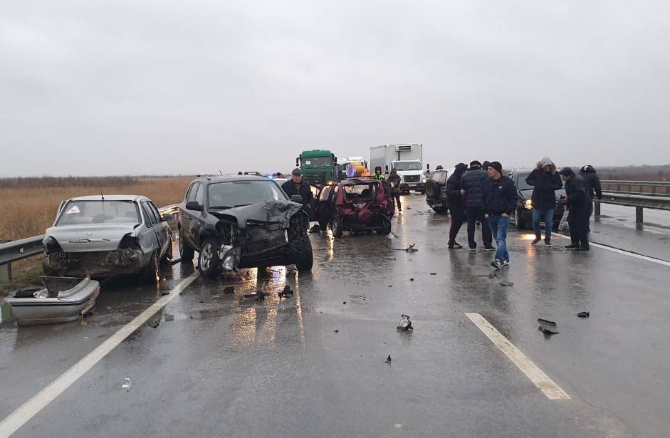 Ледяной дождь и гололед вызвал ДТП с участием девяти автомобилей на трассе Ростов  — Азов