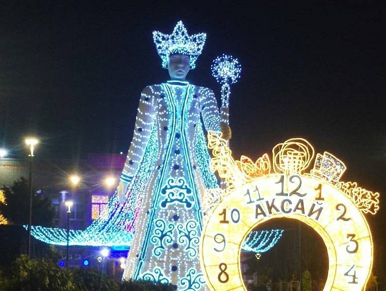 Жителей Аксая восхитила наводящая ужас 12-метровая статуя Снежной Королевы
