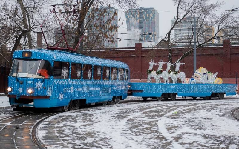 В Ростове по трем маршрутам неделю будет ездить открытый новогодний трамвай с артистами
