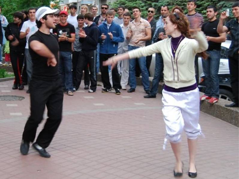 «Девочка, танцуй»: стала известна самая популярная у ростовчан музыка в 2020 году