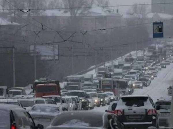 В Ростове со снегопадом борются 63 уборочные машины и почти 500 дворников
